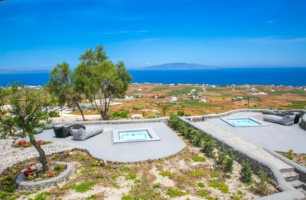 Luxury Cave Villa with Outdoor Hot Tub with Sea &amp; Sunset View