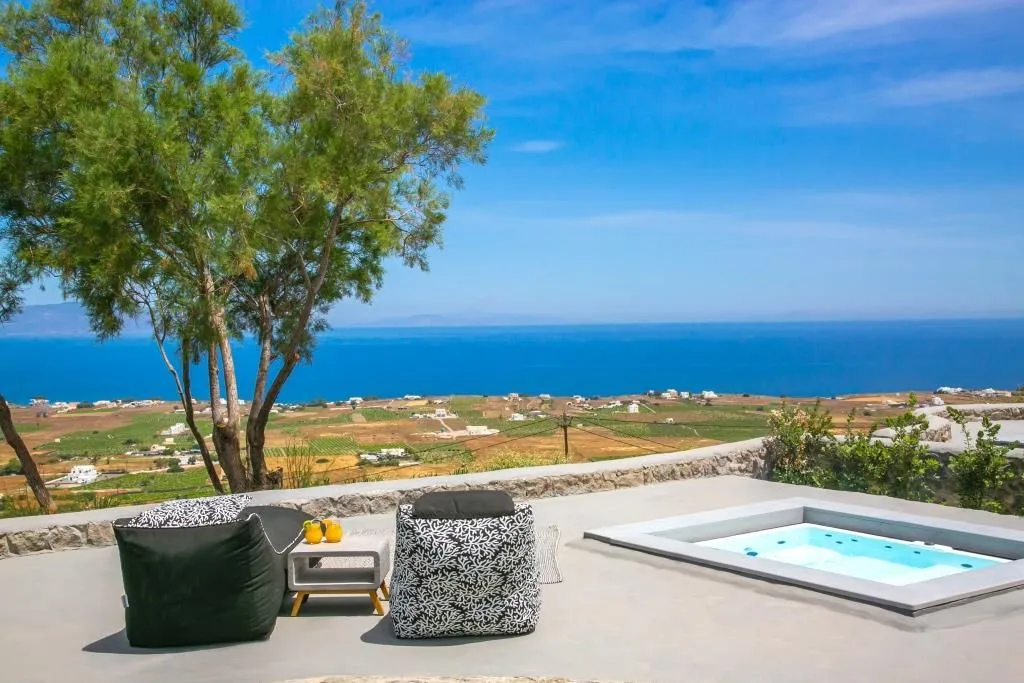 Luxury Cave Villa with Outdoor Hot Tub with Sea &amp; Sunset View