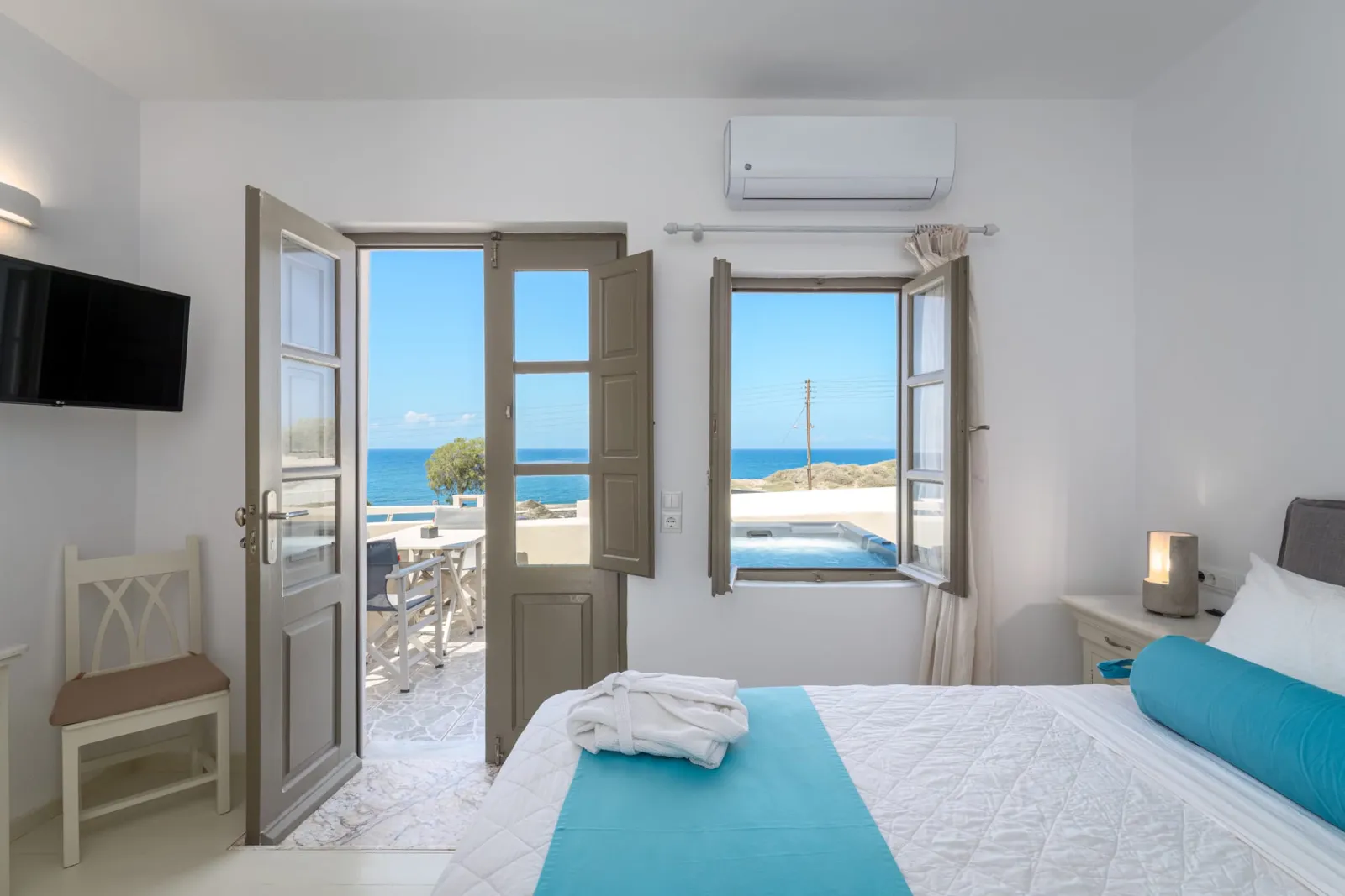 Luxury Honeymoon Suite with Outdoor Jacuzzi & Sea Vista