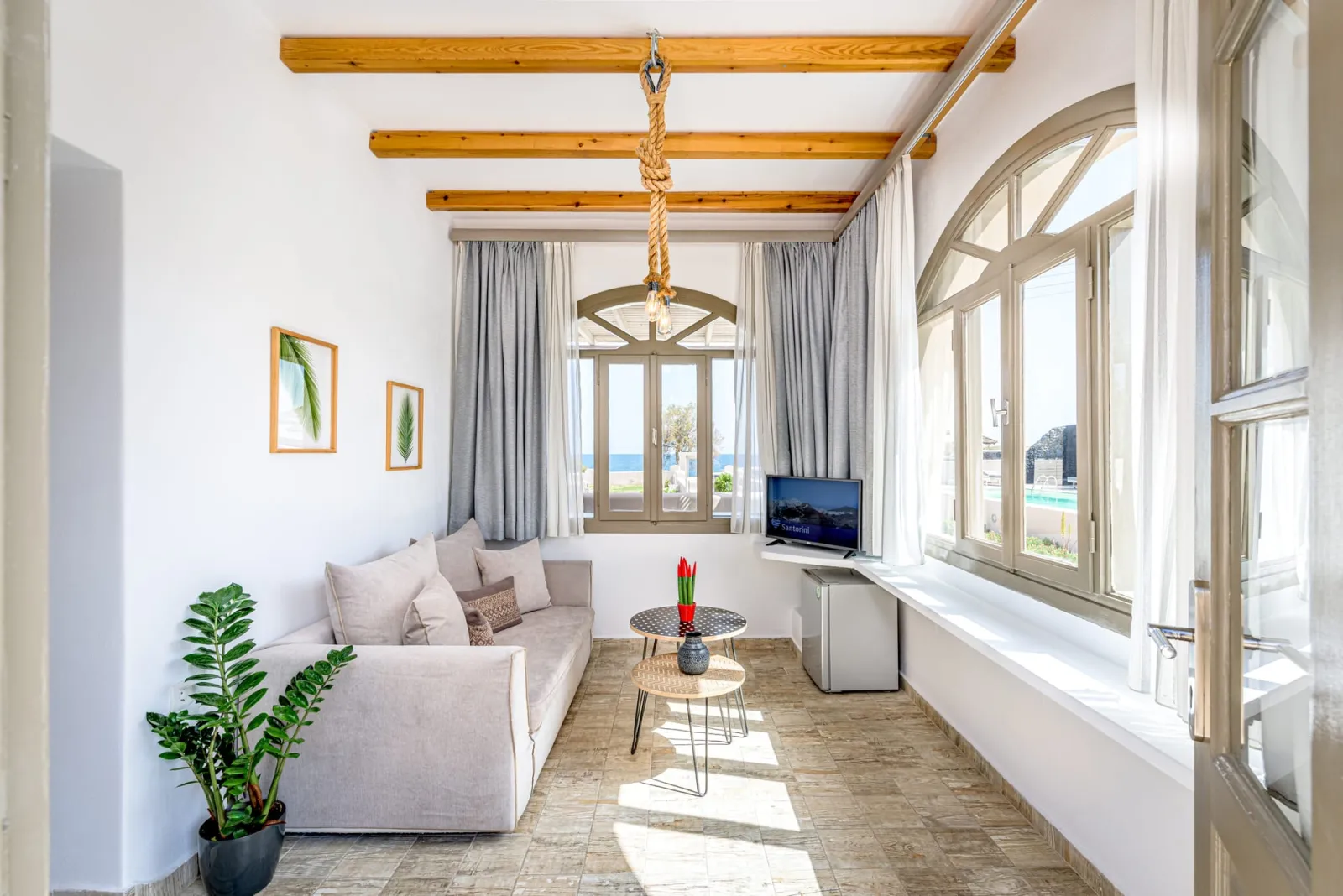 Romantic Deluxe Suite with Outdoor Jacuzzi &amp; Sea Vista
