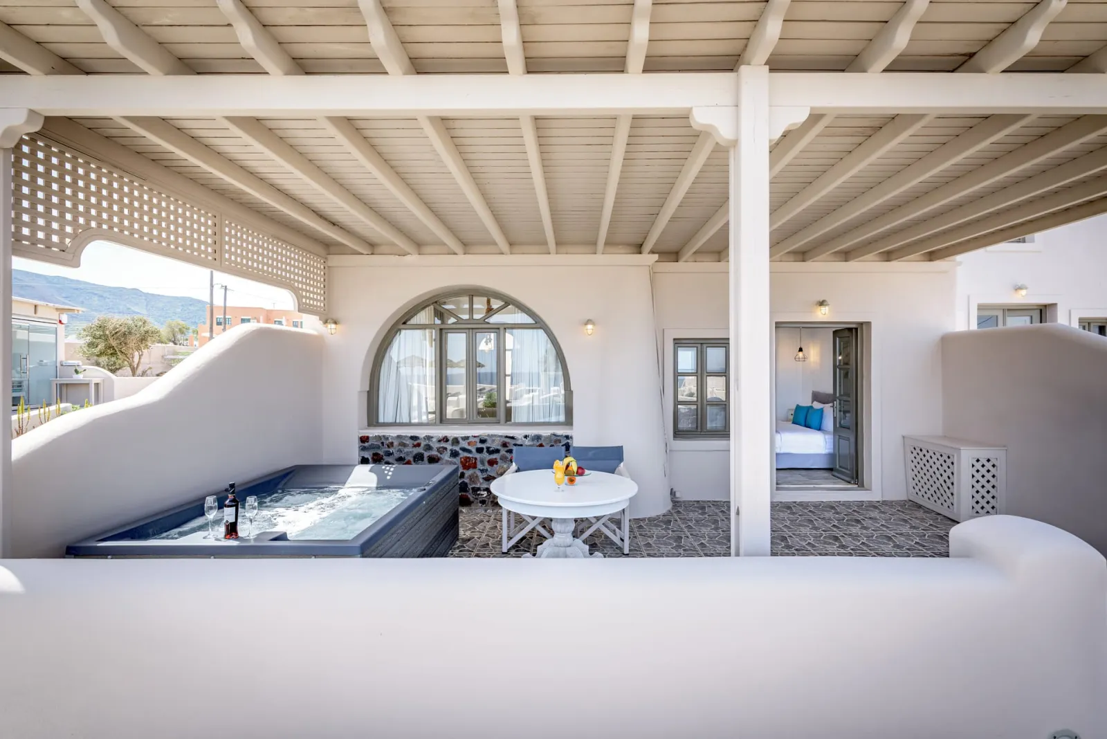 Romantic Deluxe Suite with Outdoor Jacuzzi &amp; Sea Vista