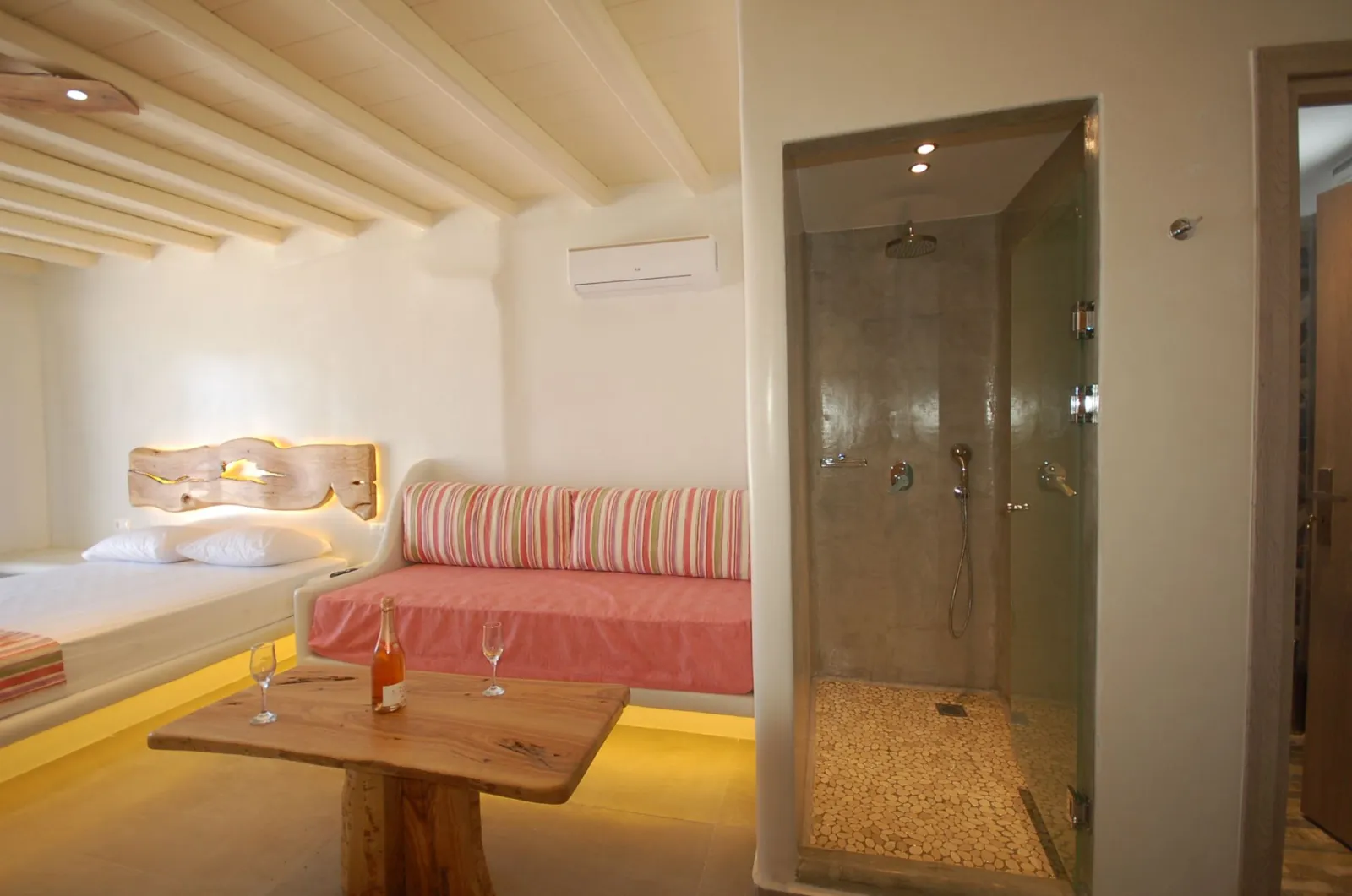 Junior suite with hot tub &amp; sea view