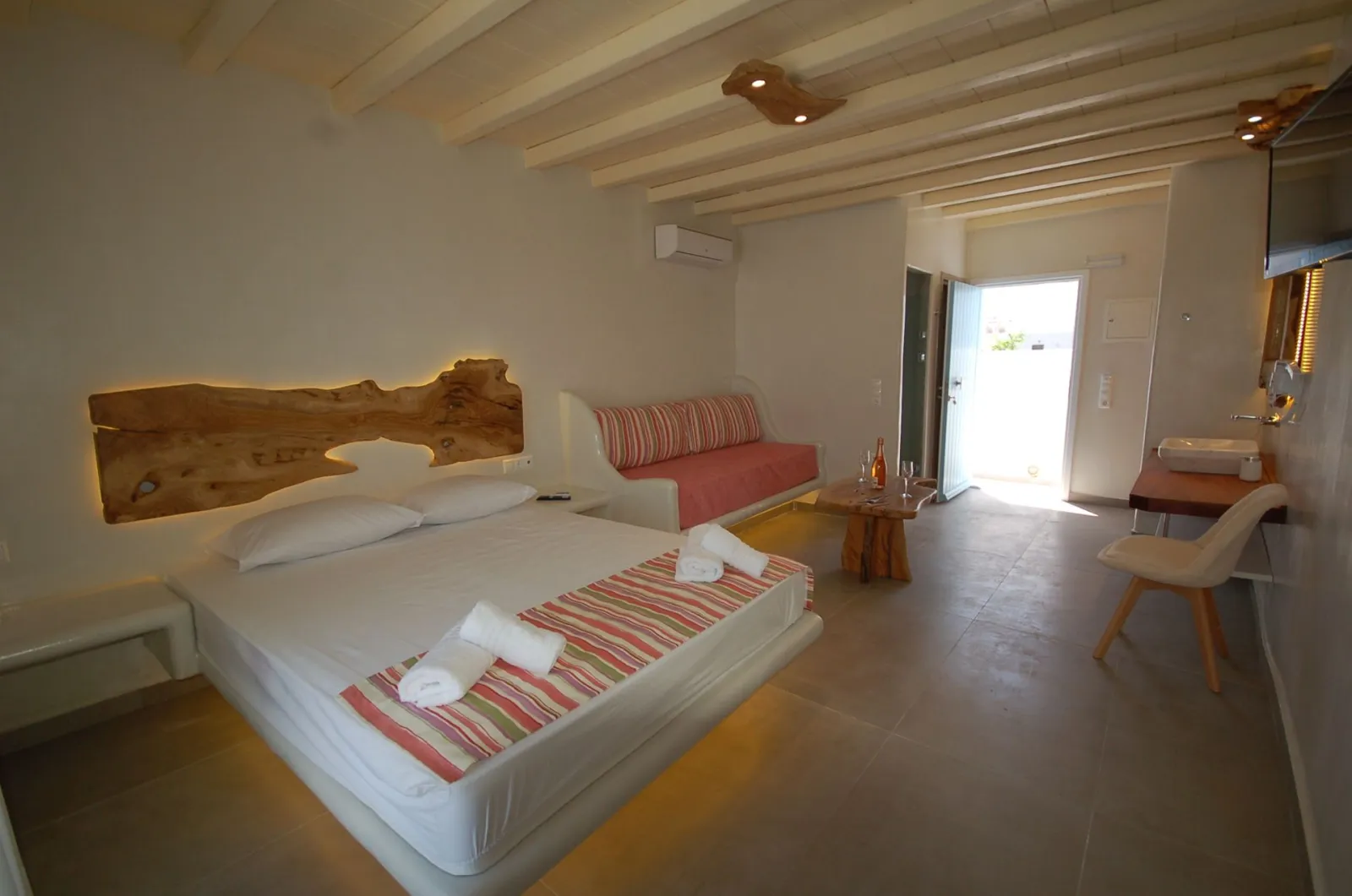 Junior suite with hot tub &amp; sea view