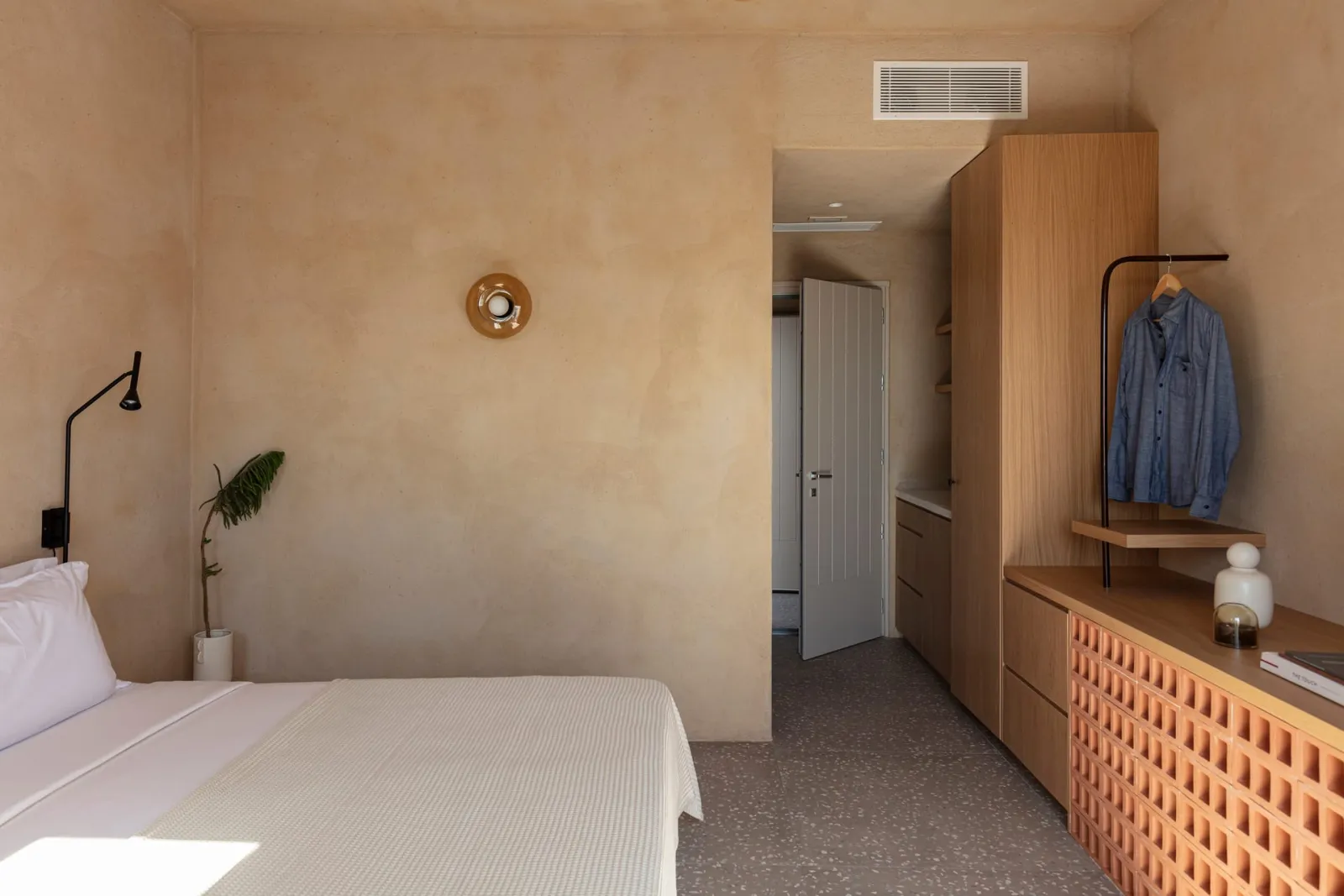 1st Floor Suites with Balcony and Outdoor Jacuzzi