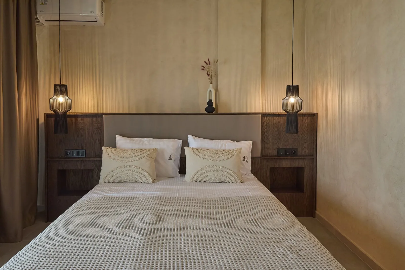 TWO-BEDROOMS SUITE