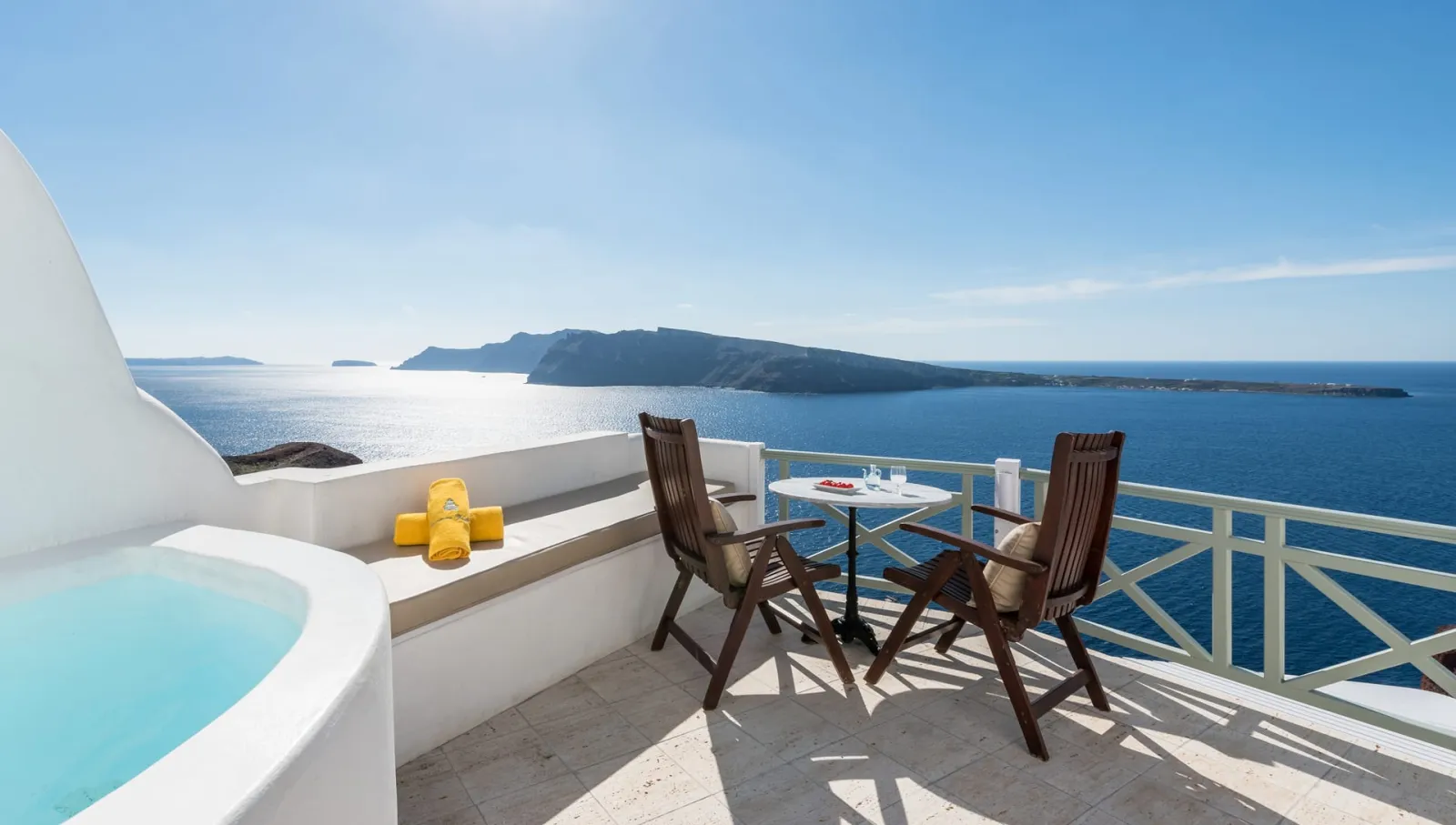 Studio with Private Whirlpool &amp; Caldera View