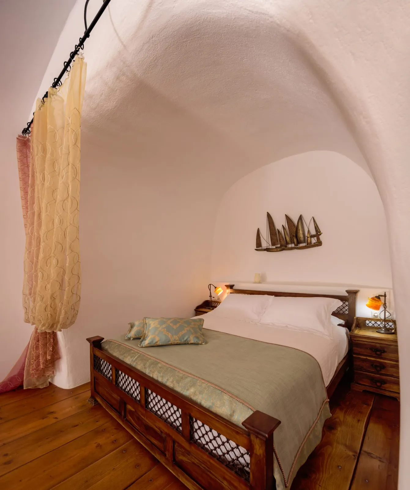 Fanari Honeymoon Suite with Indoor Cave Whirlpool &amp; Caldera View