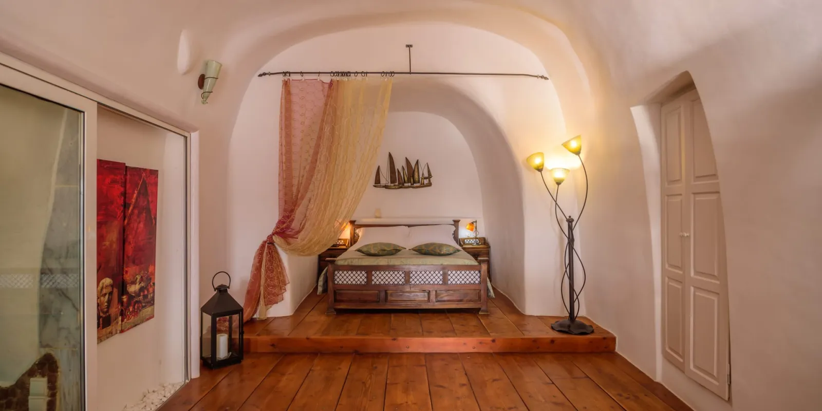 Fanari Honeymoon Suite with Indoor Cave Whirlpool &amp; Caldera View