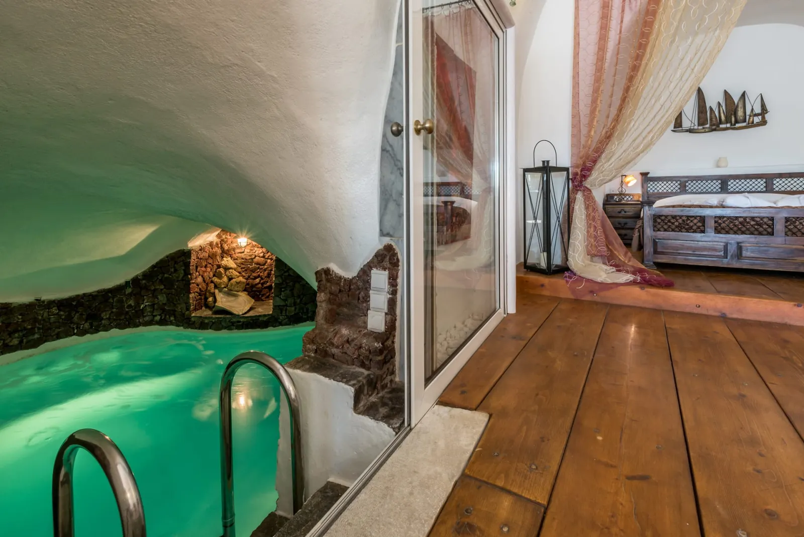 Fanari Honeymoon Suite with Indoor Cave Whirlpool &amp; Caldera View