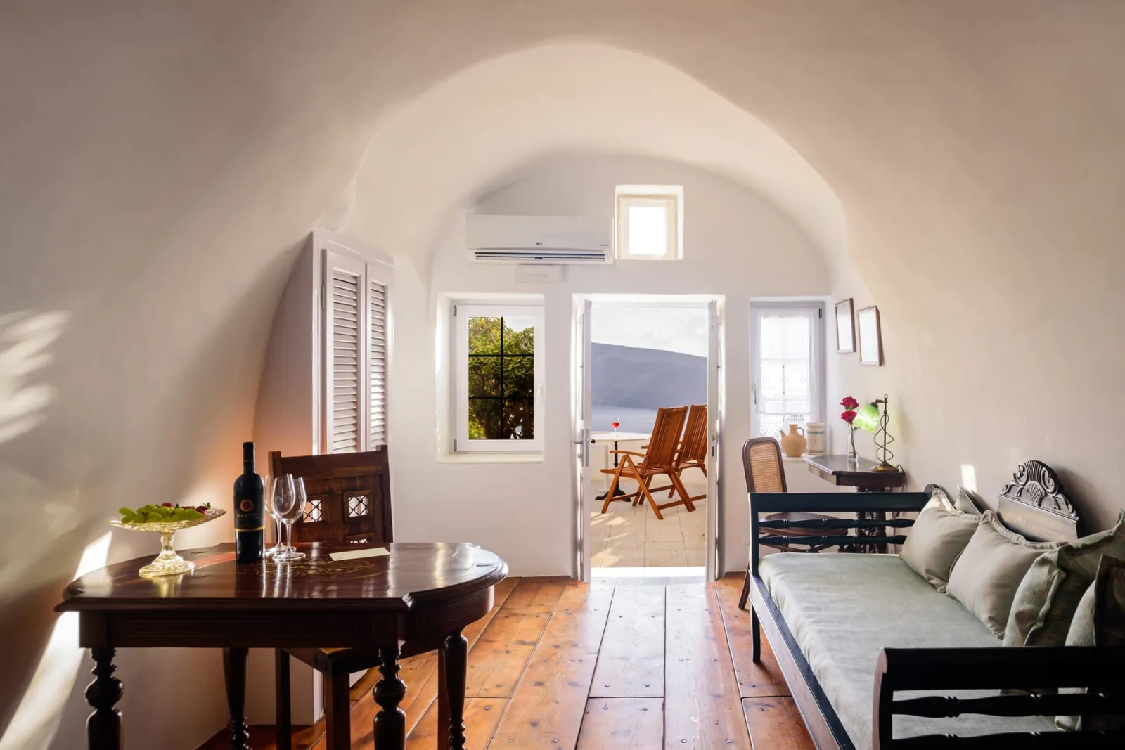Fanari Honeymoon Suite with Indoor Cave Whirlpool &amp; Caldera View