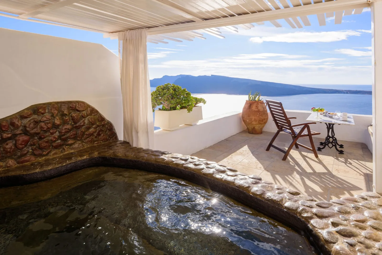 Sunset Honeymoon Suite with Private Whirlpool & Caldera View