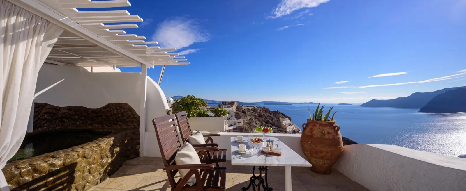 Sunset Honeymoon Suite with Private Whirlpool & Caldera View