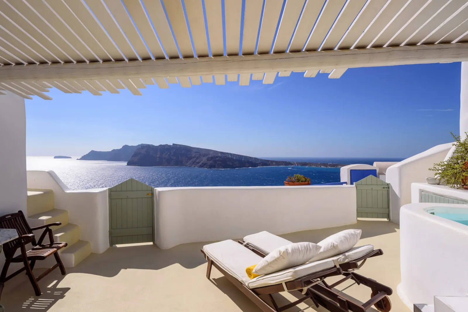 Family Suite with Private Whirlpool &amp; Caldera View