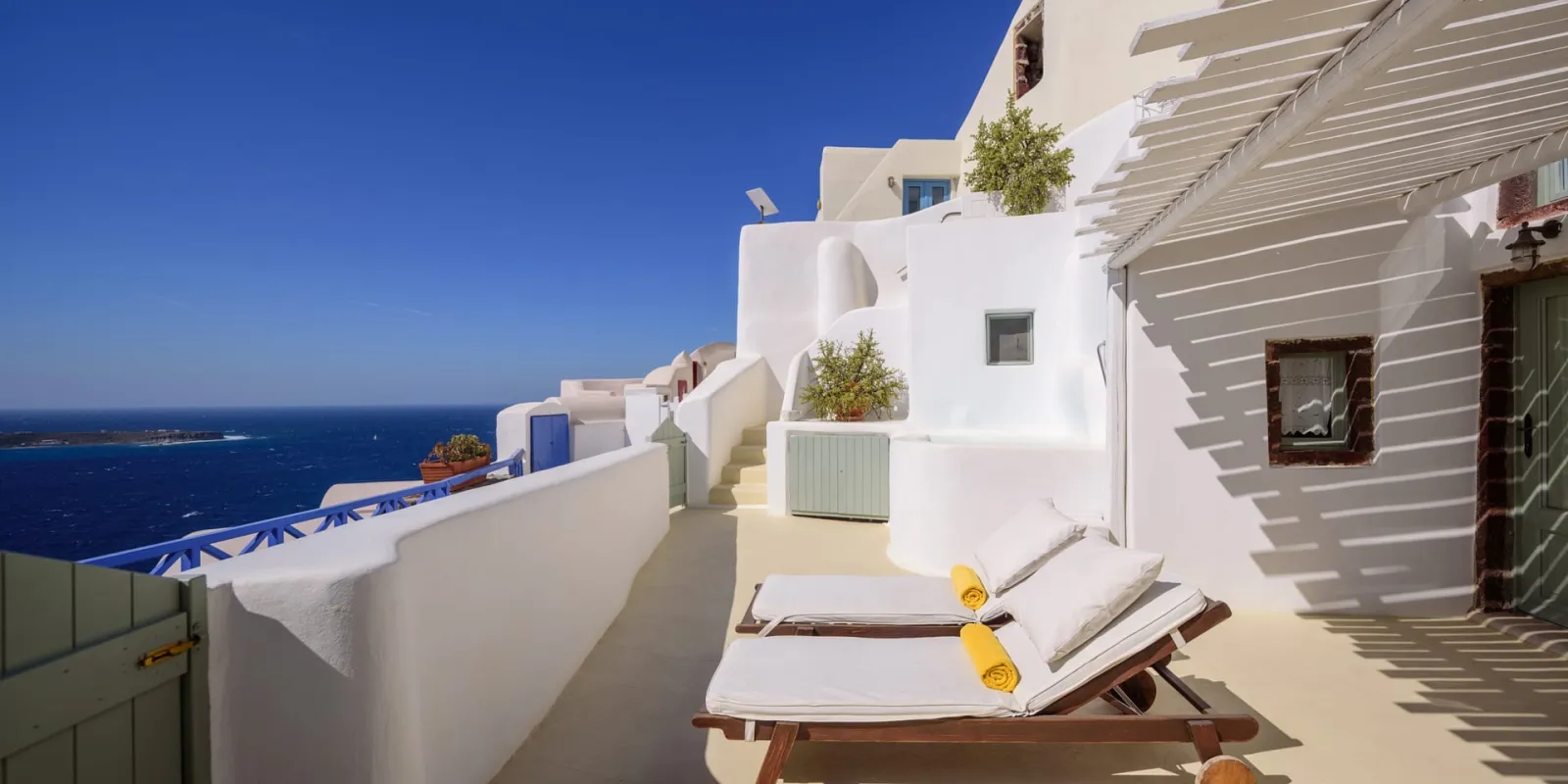 Family Suite with Private Whirlpool &amp; Caldera View