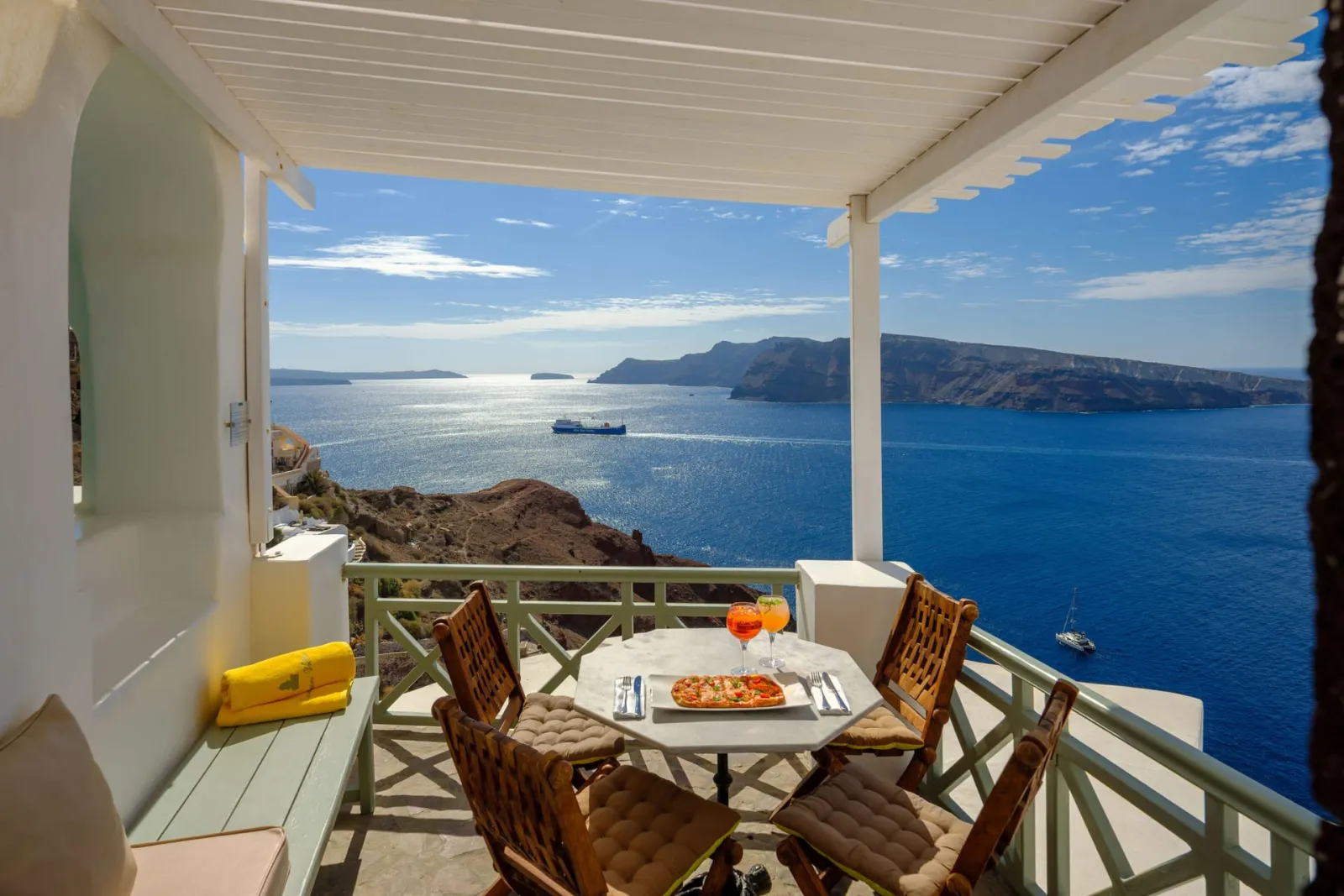 Summer Lovers Villa with Private Whirlpool & Caldera View