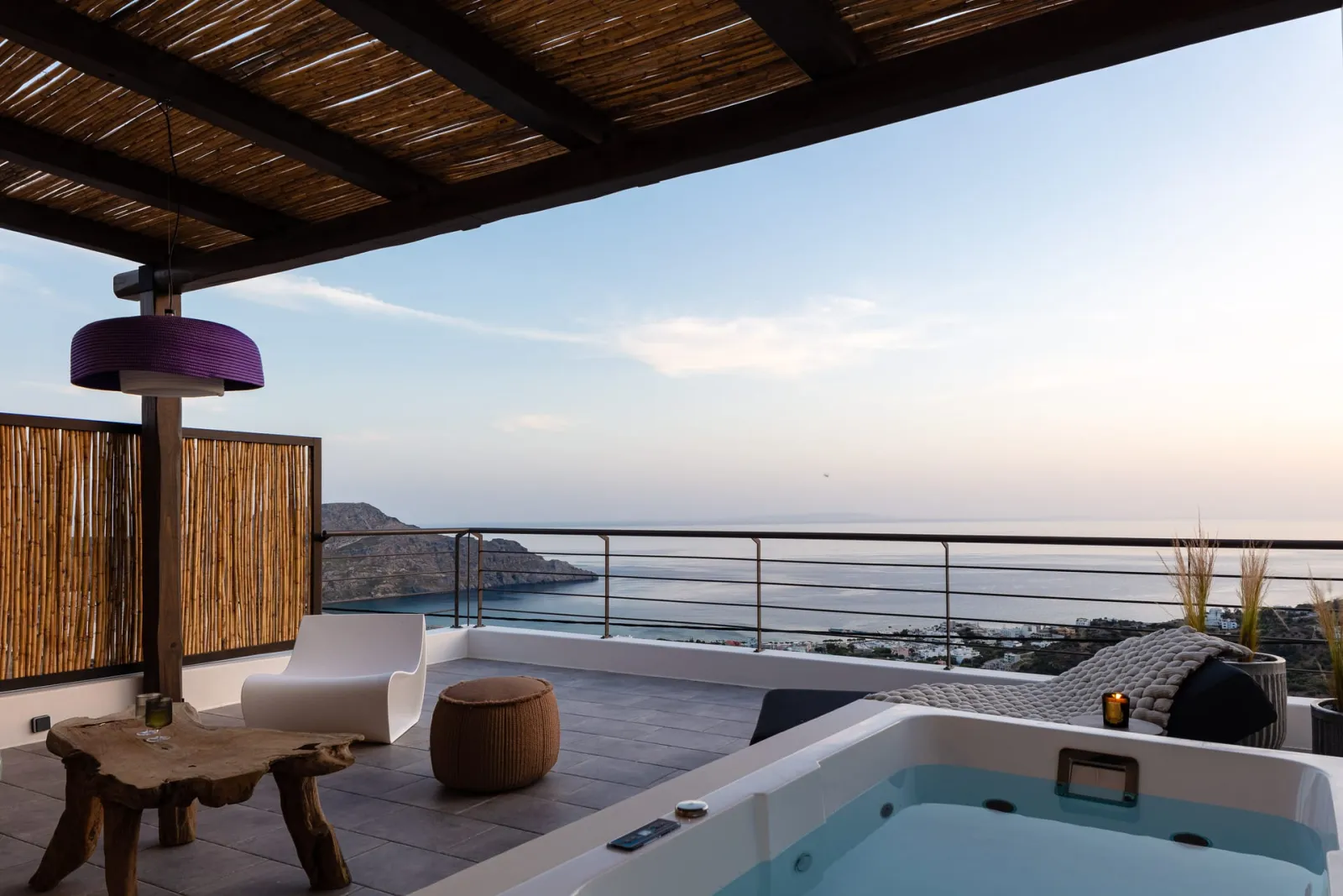 Two Bedroom Apartment with Jetted Tub and Sea View - Split Level