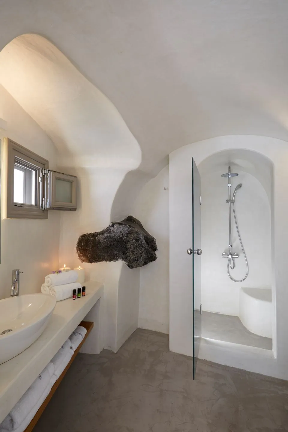 Cave Honeymoon Suite with outdoor heated private Jacuzzi