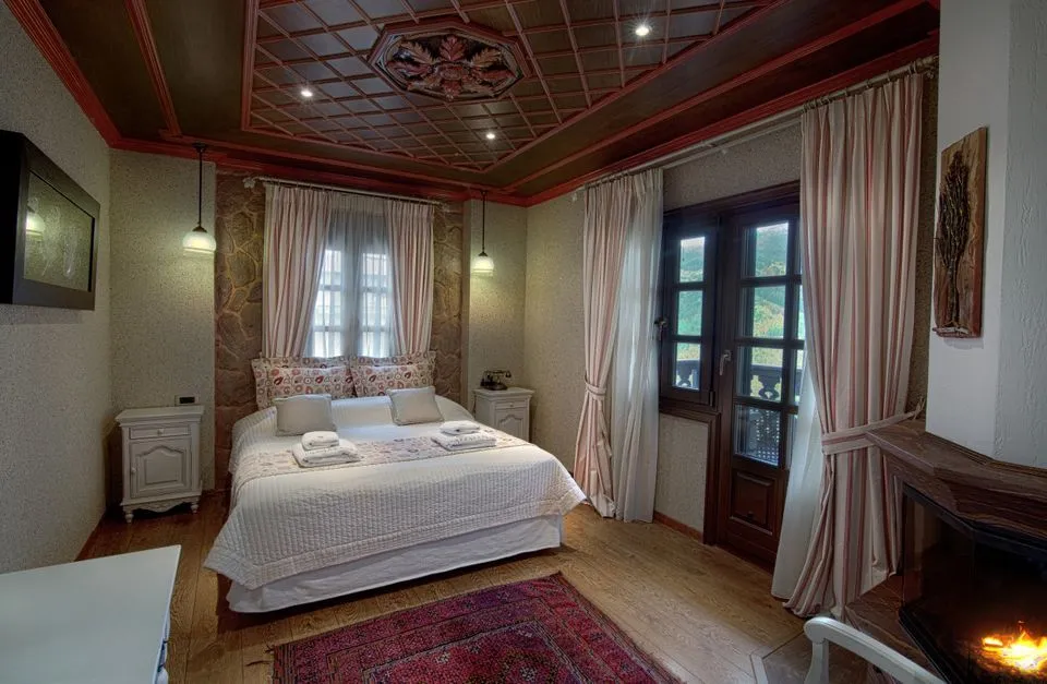 Superior Double Room with Fireplace &amp; Side Mountain View [Poplar | Cedar | Almond | Fir]