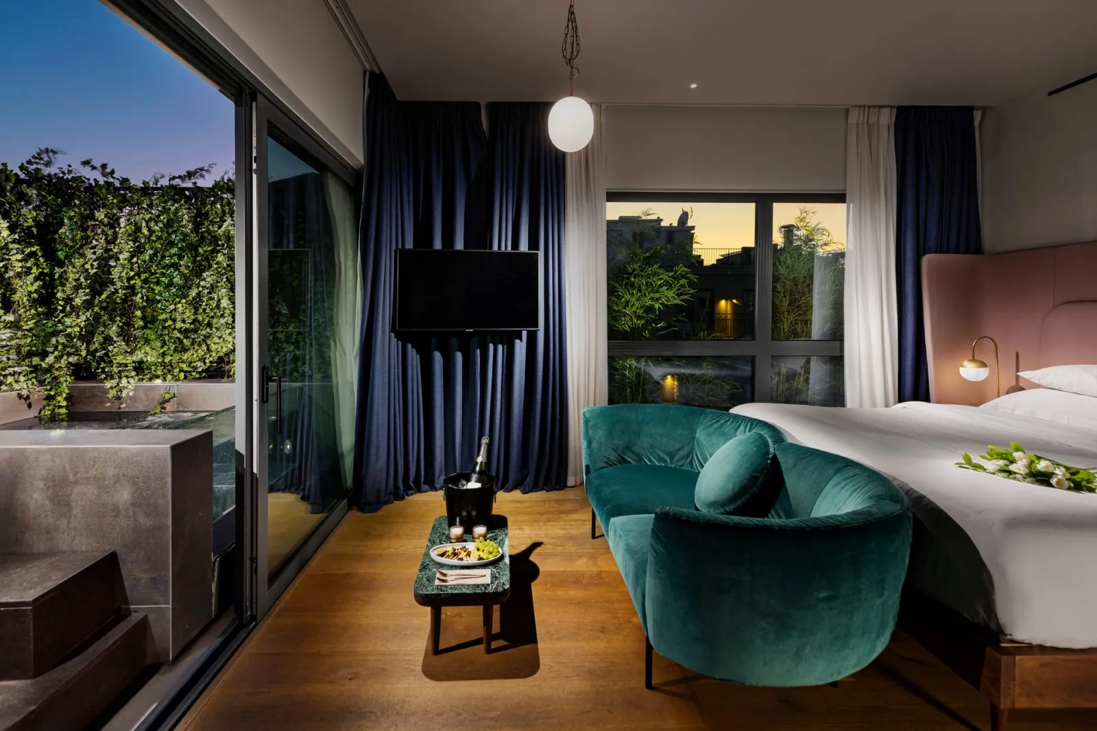 Gatsby Party Suite with Outdoor Whirlpool