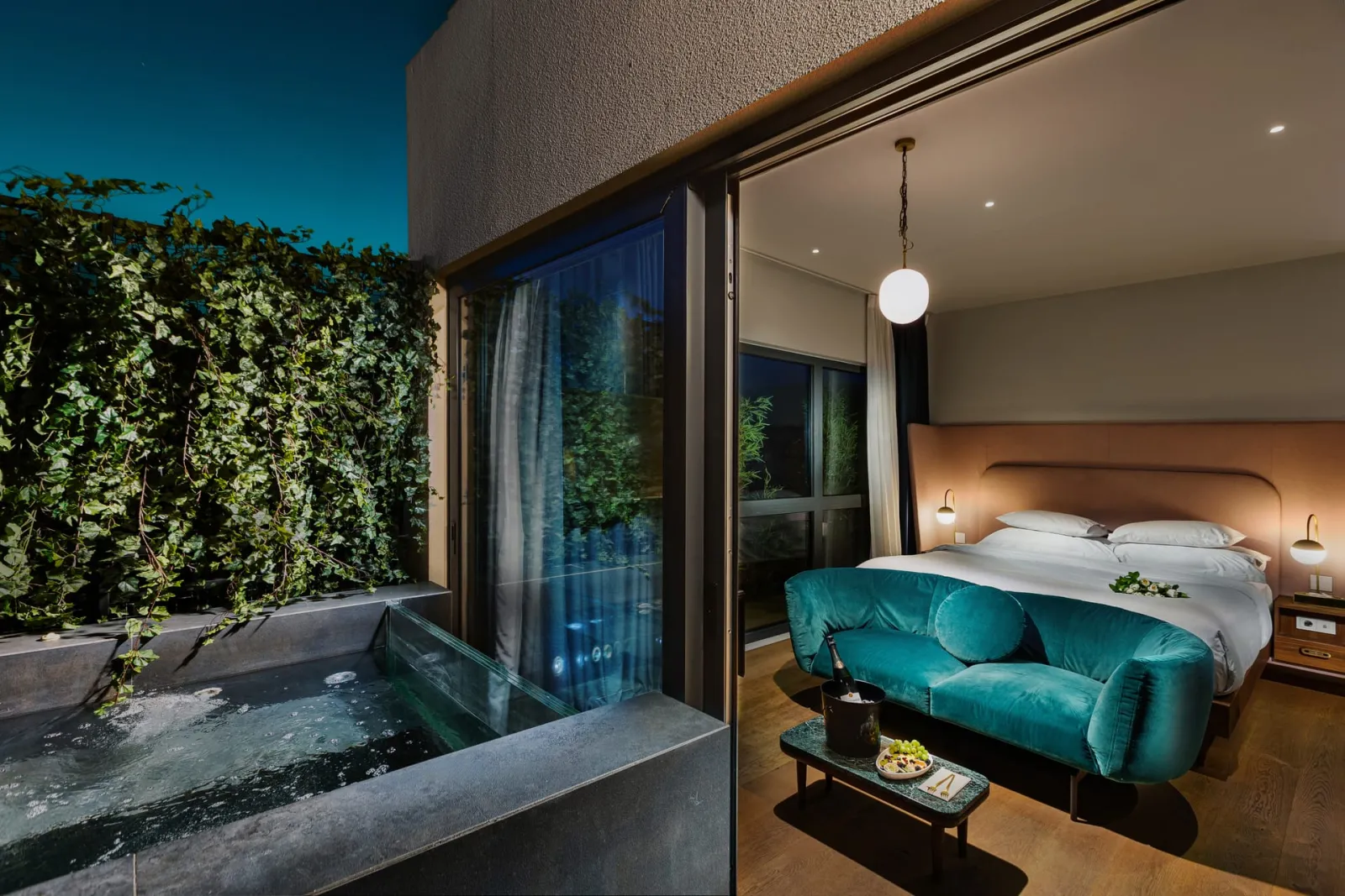 Gatsby Party Suite with Outdoor Whirlpool