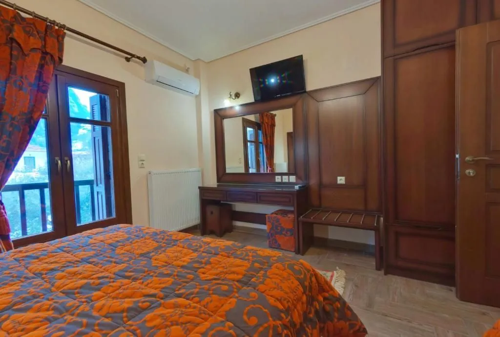 Family Apartment with Balcony and Meteora View