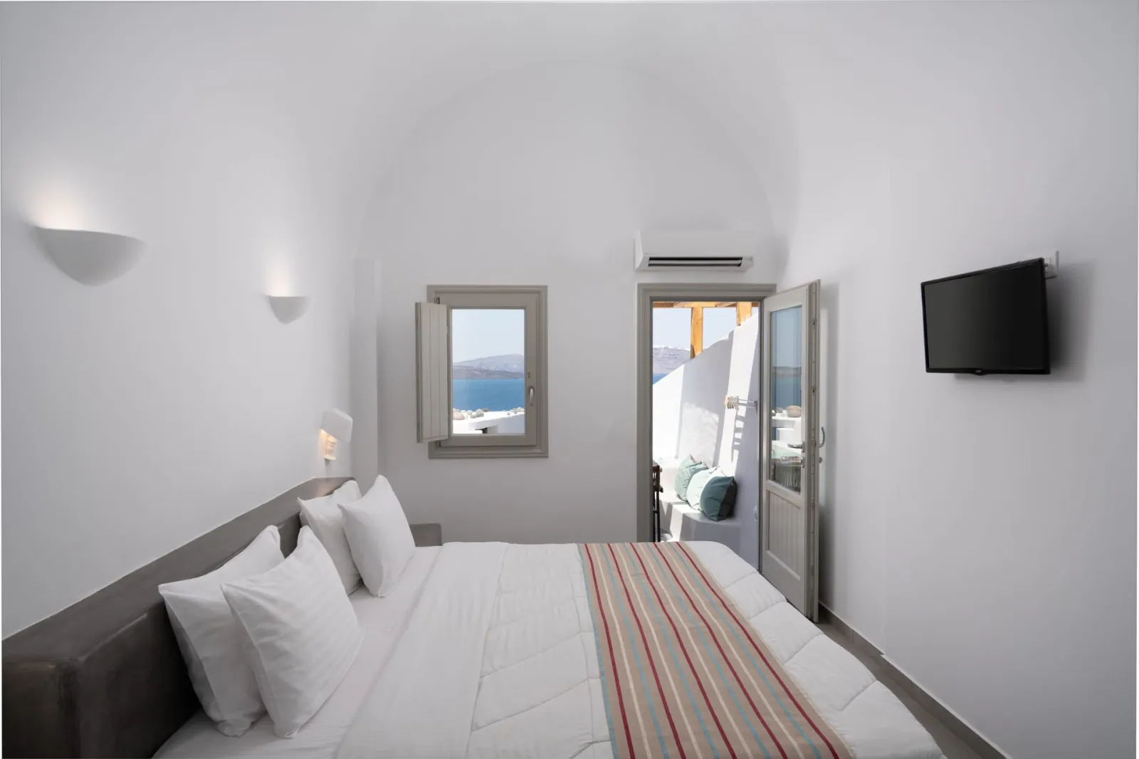 Deluxe Room with Plunge Pool &amp; Caldera View