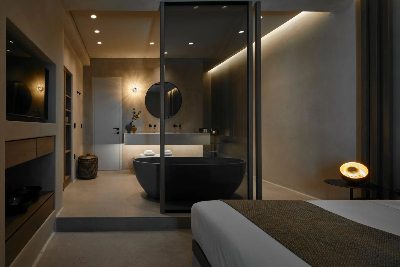 CROWN Grand Split-level Suite with private pool &amp; outdoor Hot Tub