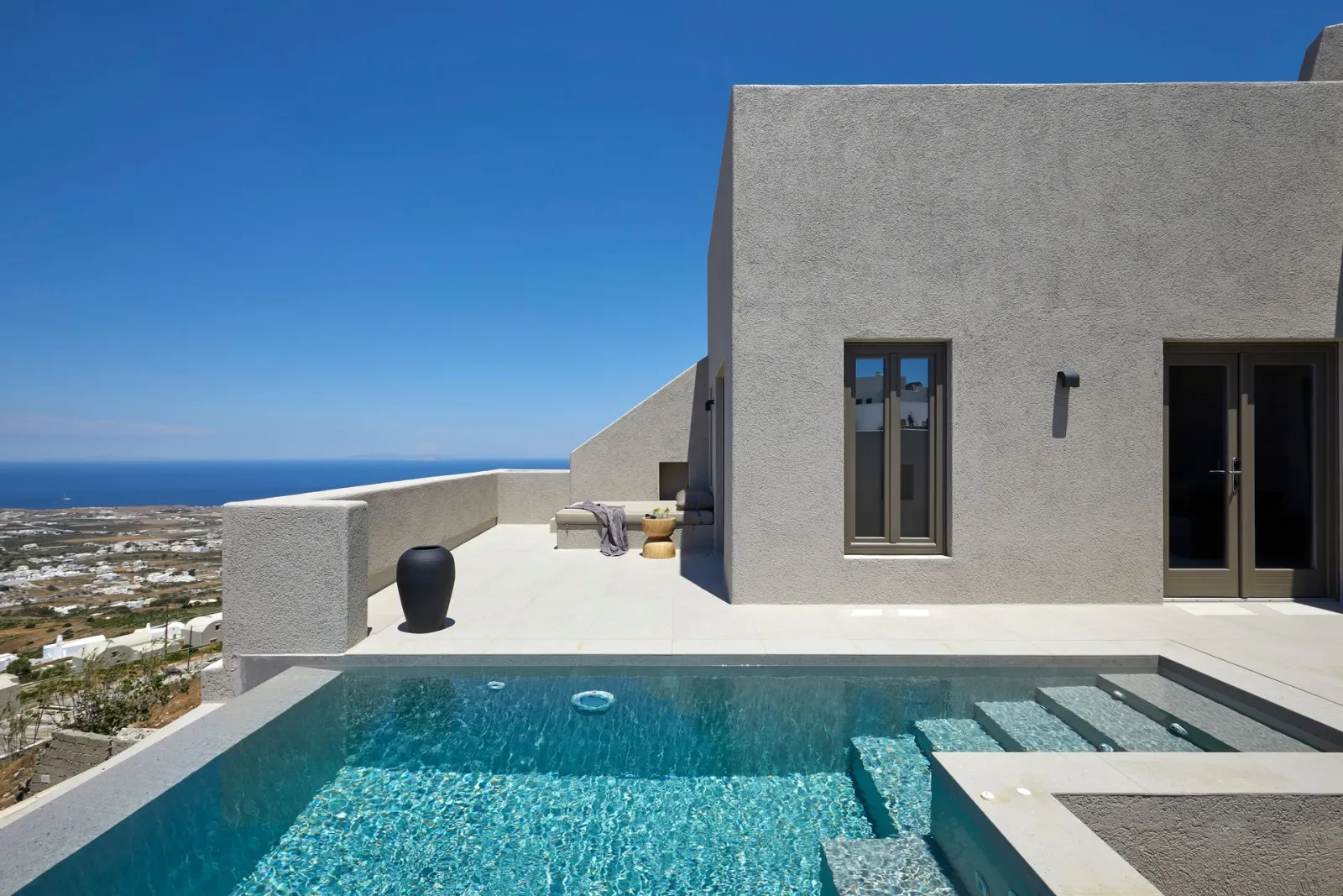 CROWN Grand Split-level Suite with private pool &amp; outdoor Hot Tub