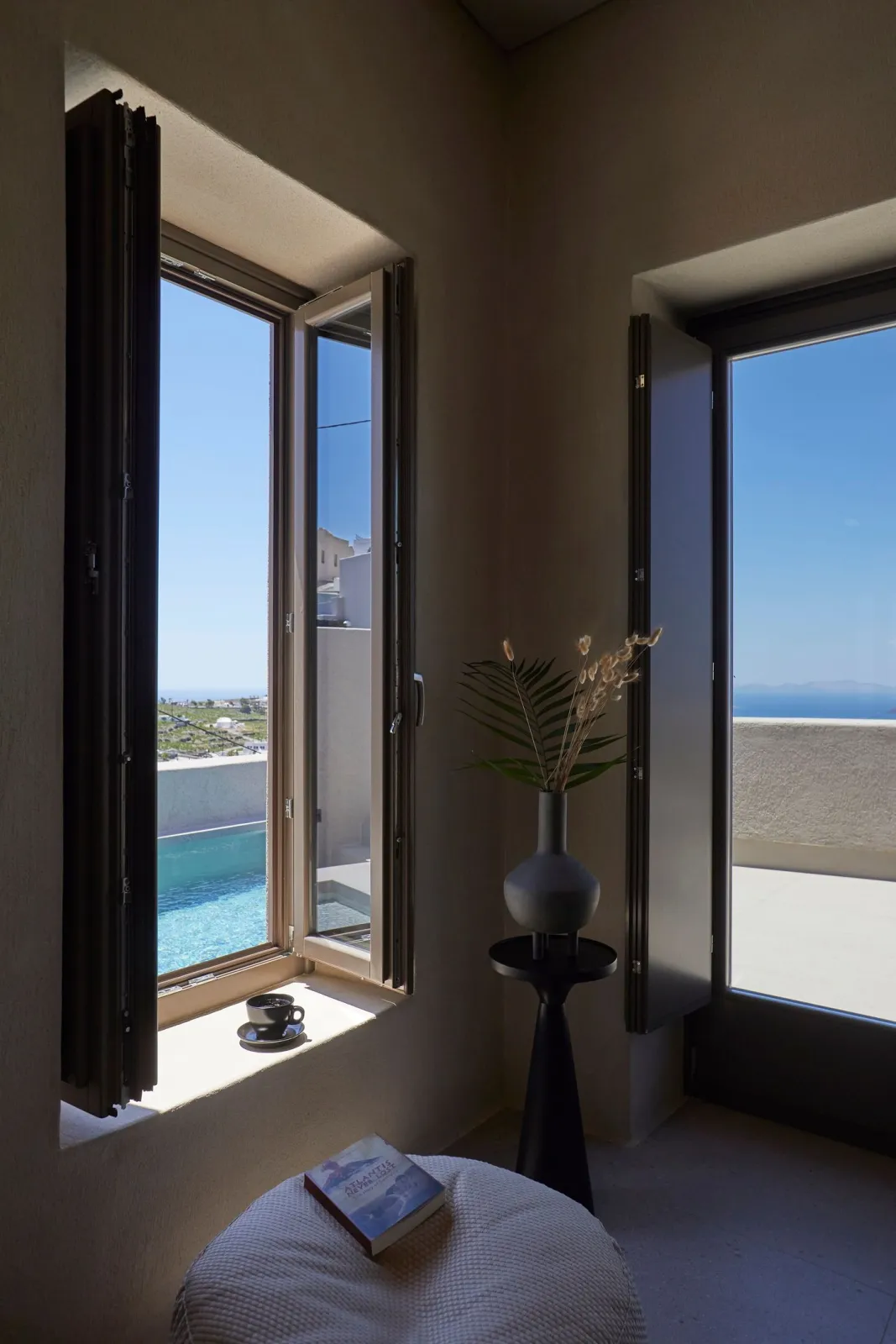 CROWN Grand Split-level Suite with private pool &amp; outdoor Hot Tub
