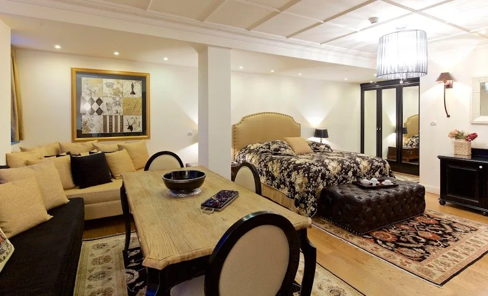 Deluxe Suite with Aircondition – 50m²