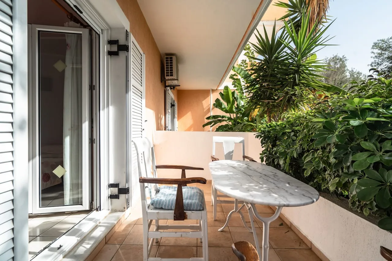 Studio with Garden &amp; Swimming Pool View