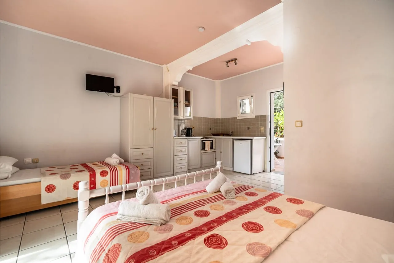 Studio with Garden &amp; Swimming Pool View