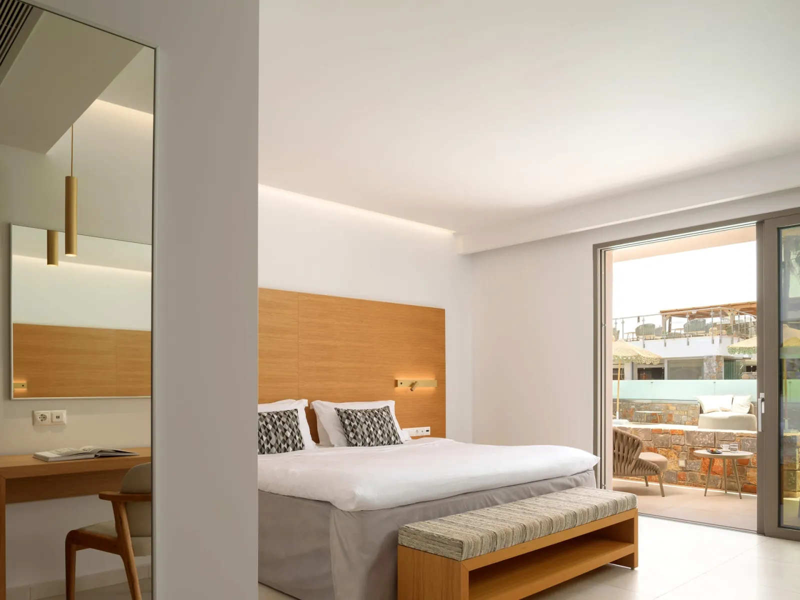 White Deluxe Swim Up Suite