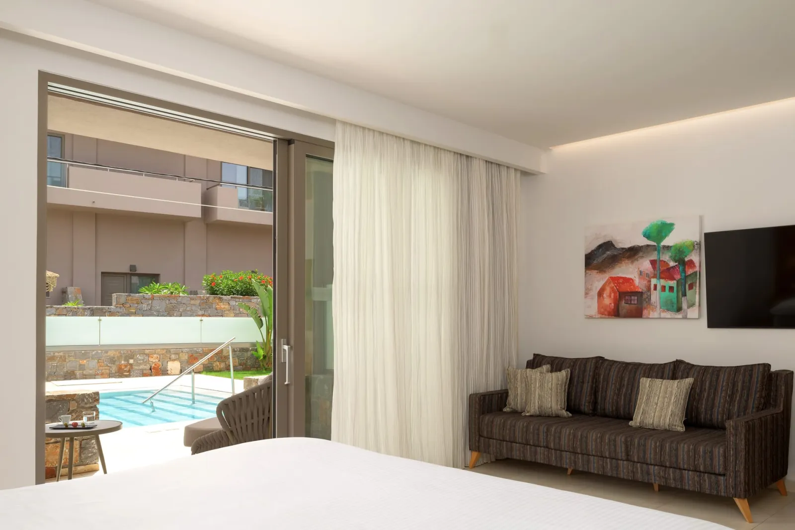 White Deluxe Swim Up Suite