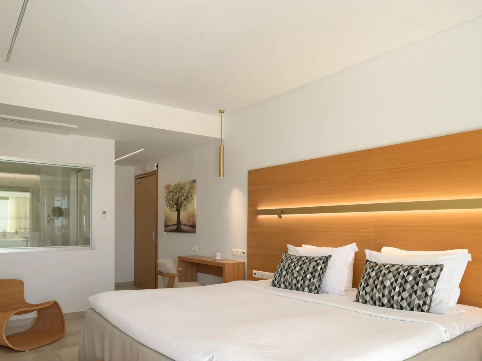 White Deluxe Suite SV
