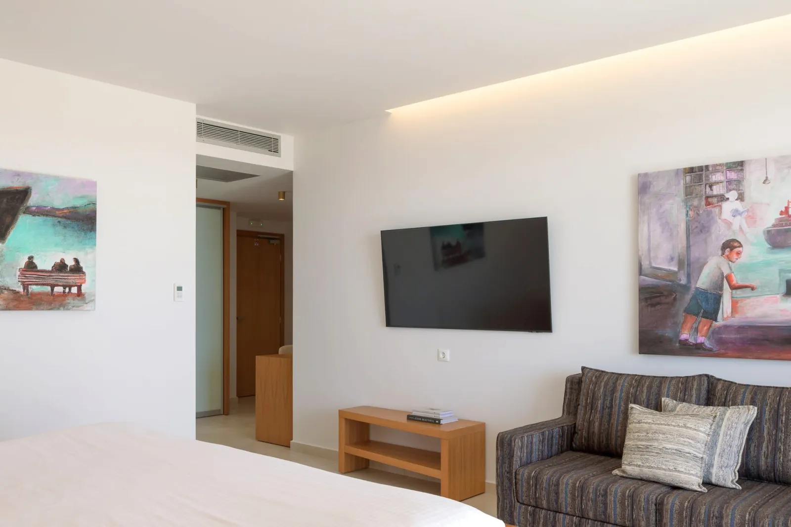 White Pearl Beachfront Suite FSV