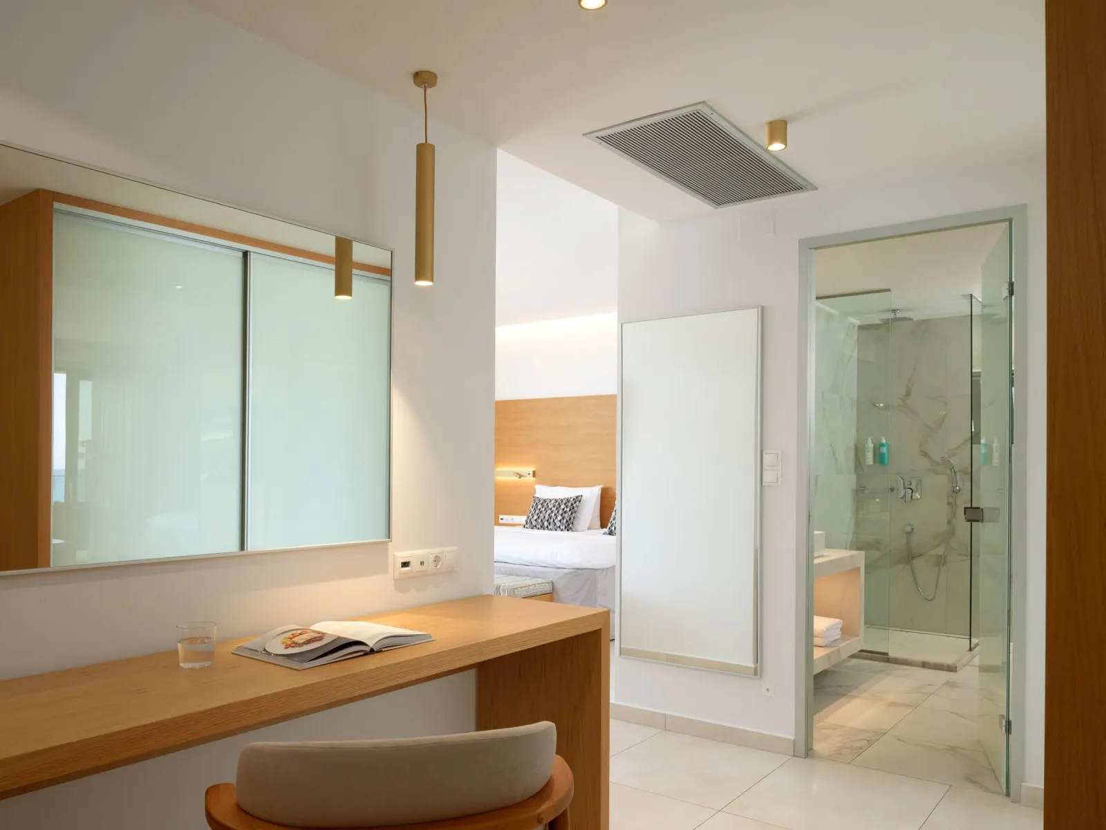 White Pearl Beachfront Suite FSV