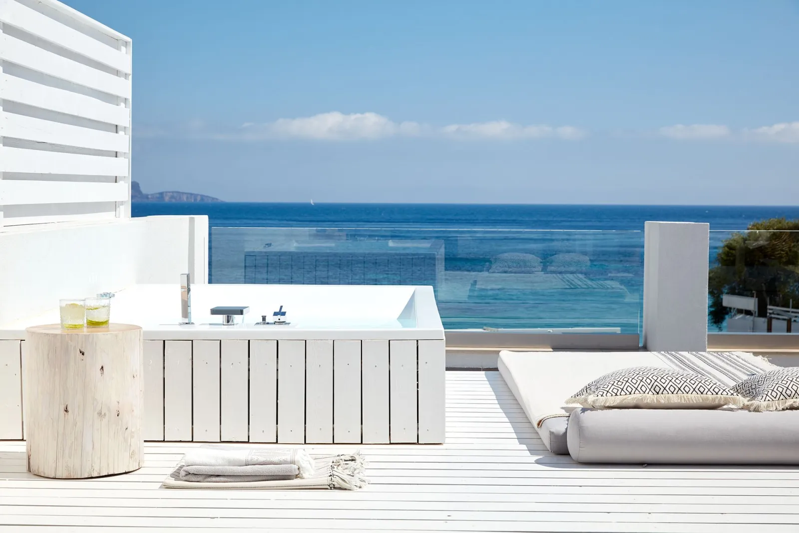 Beachfront Executive Junior Suite with Sea View - Outdoor Jacuzzi
