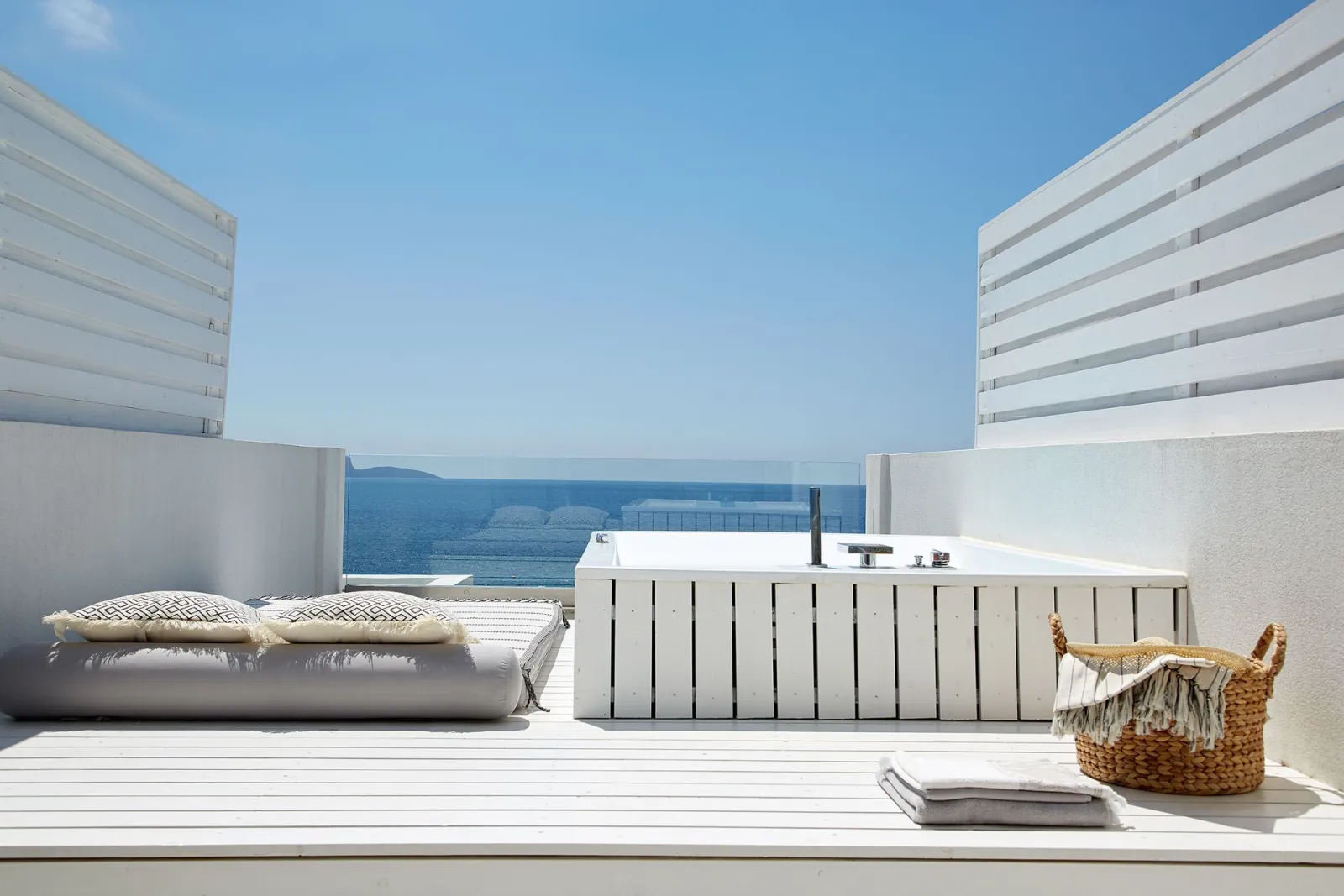 Beachfront Deluxe Junior Suite with Sea View - Outdoor Jacuzzi