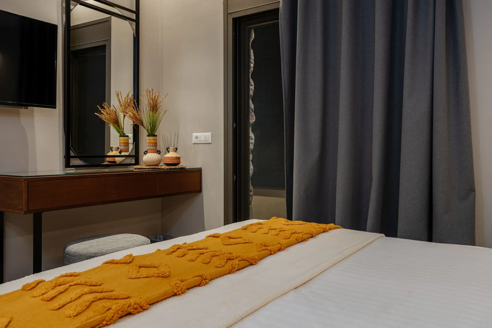 Deluxe Triple Street &amp; Side Sea View Room