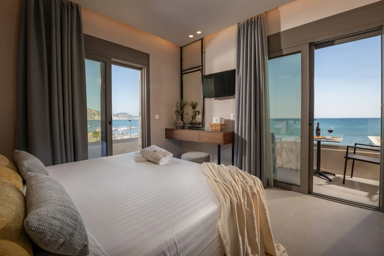 Deluxe Triple Seafront Room