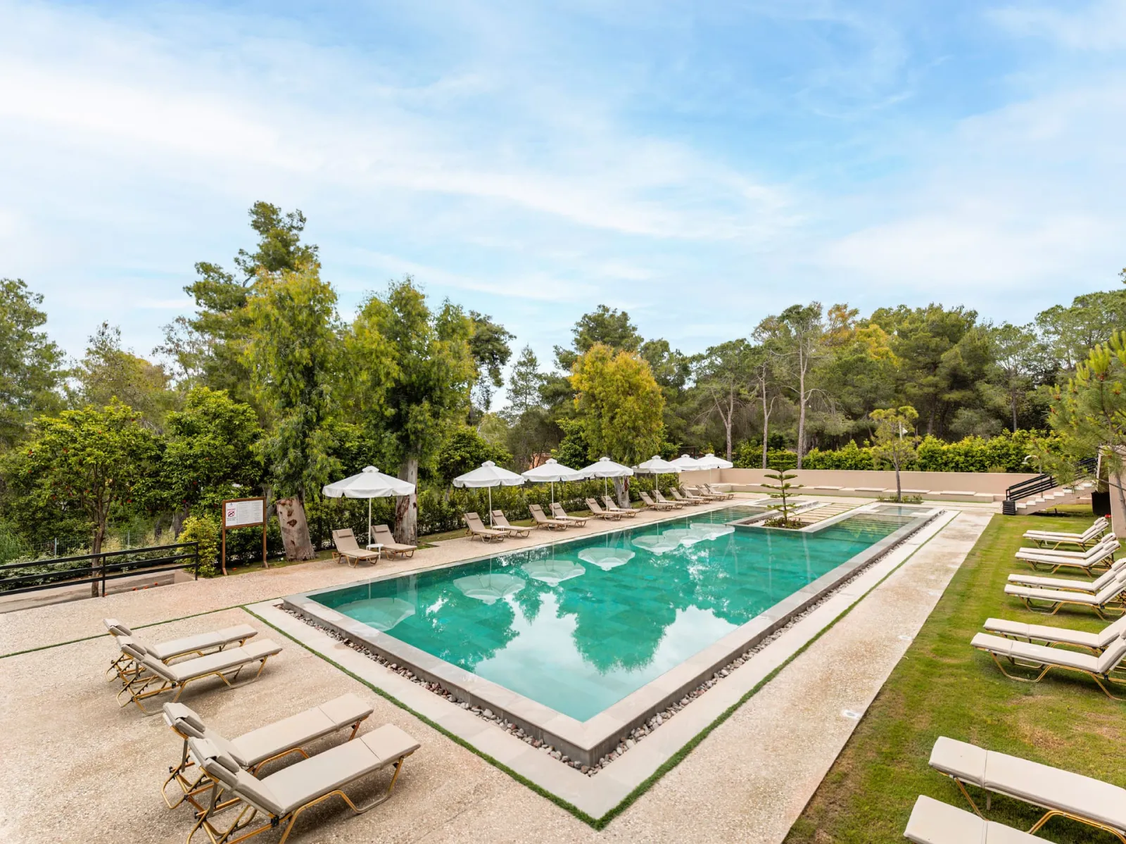 Grand Family Room Garden View