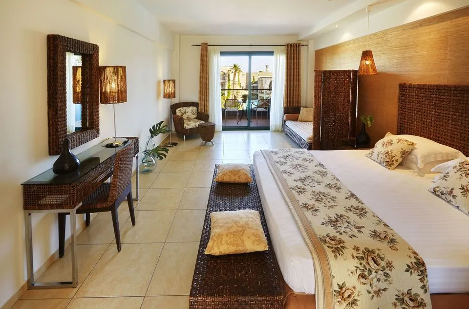 Junior Suite with Side Sea View