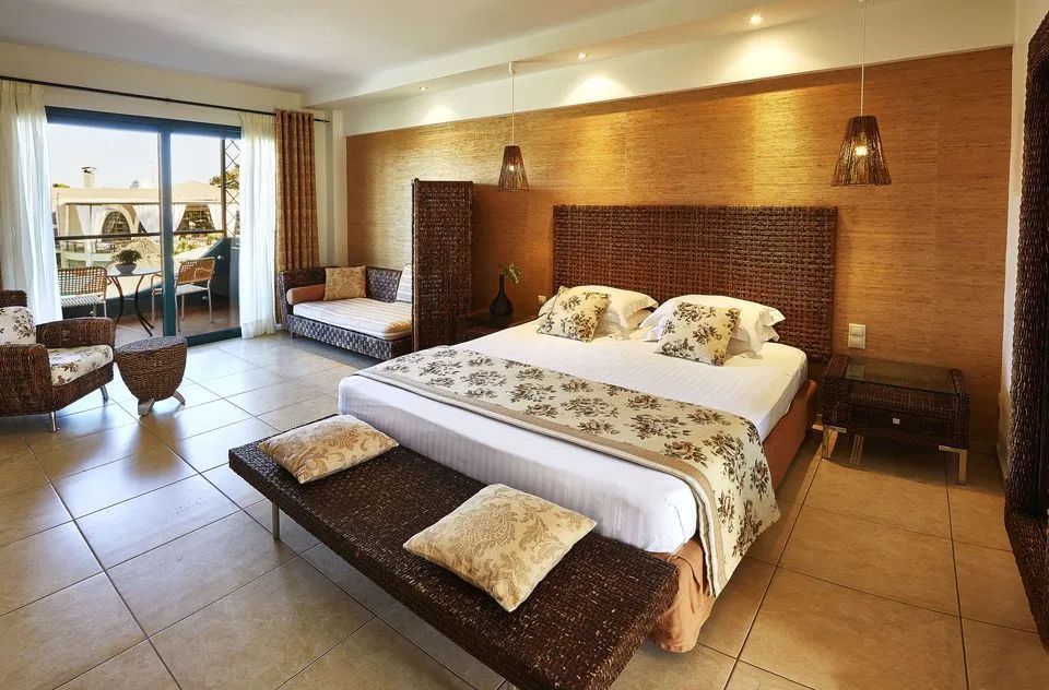 Junior Suite with Side Sea View