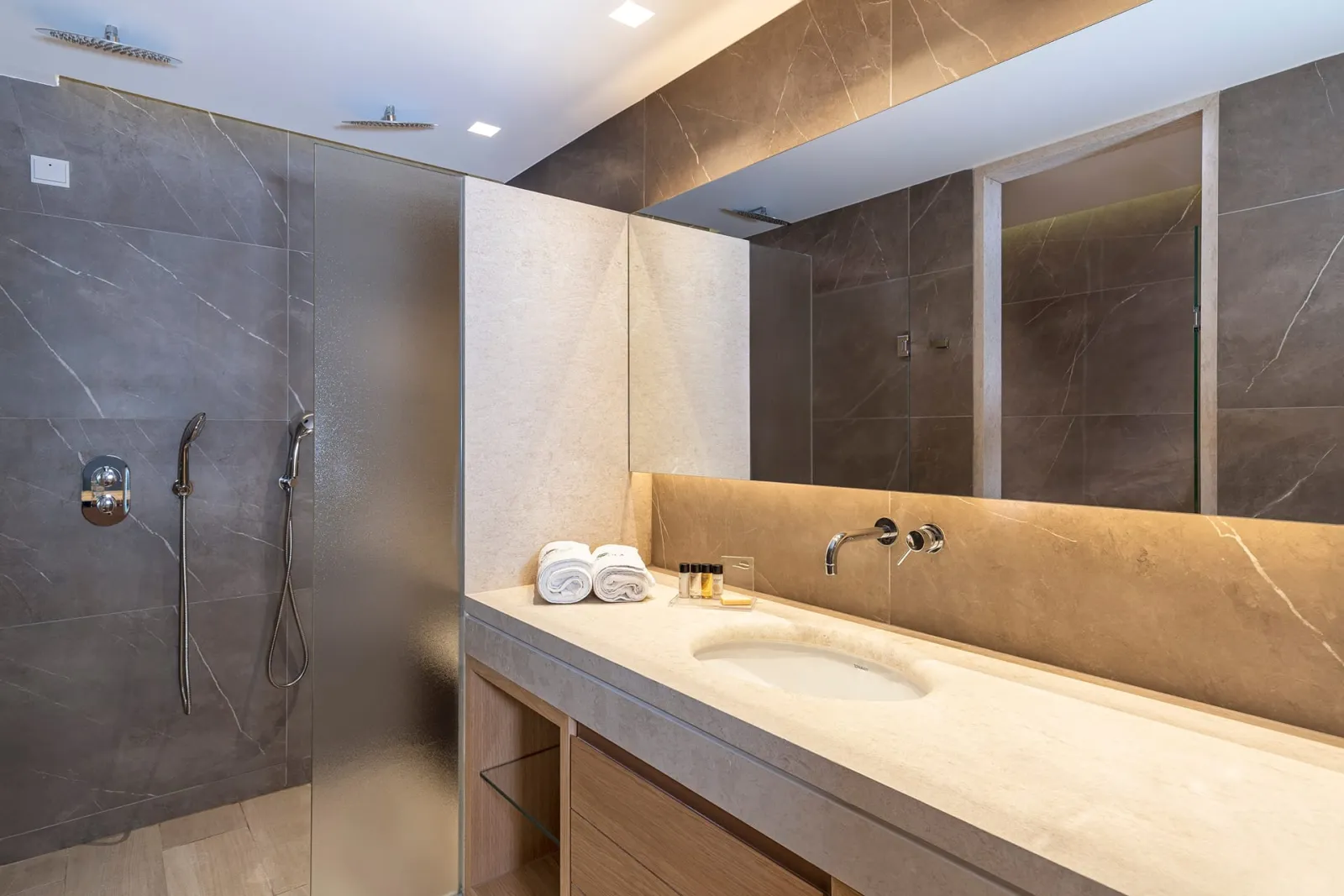 Suite with Private Pool (Red Carpet Services)