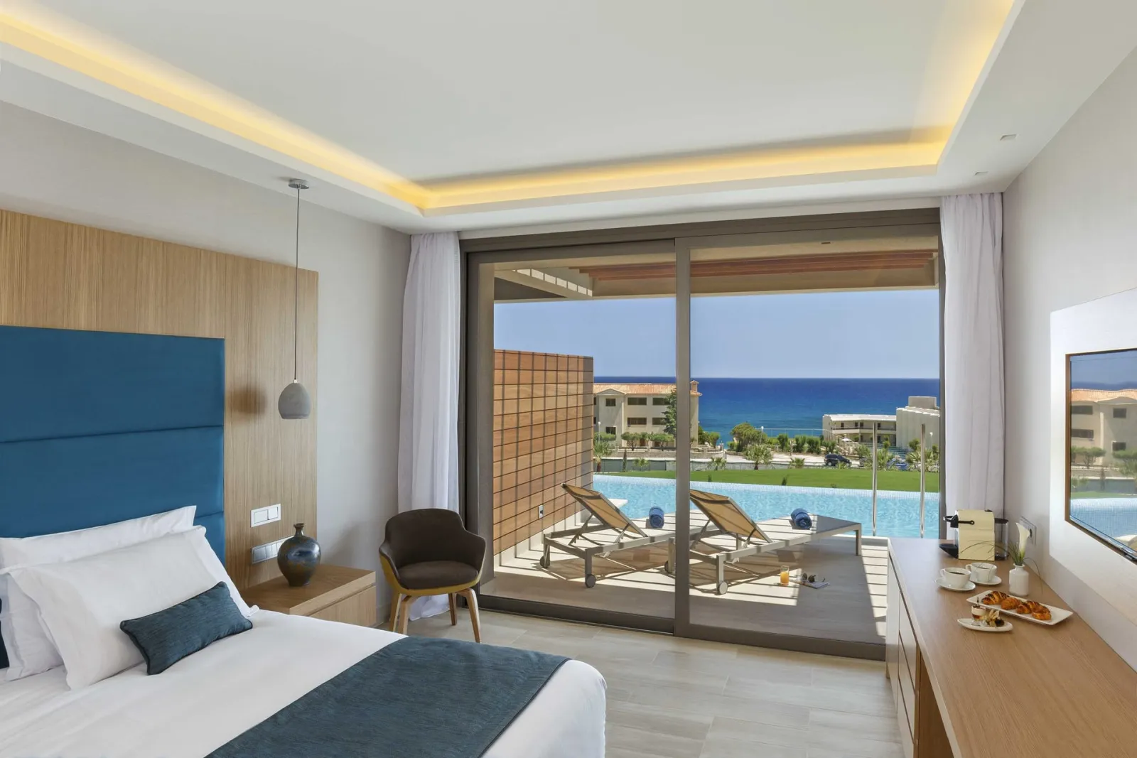 Deluxe Double Room Swim Up Side Sea View | Red Carpet Services