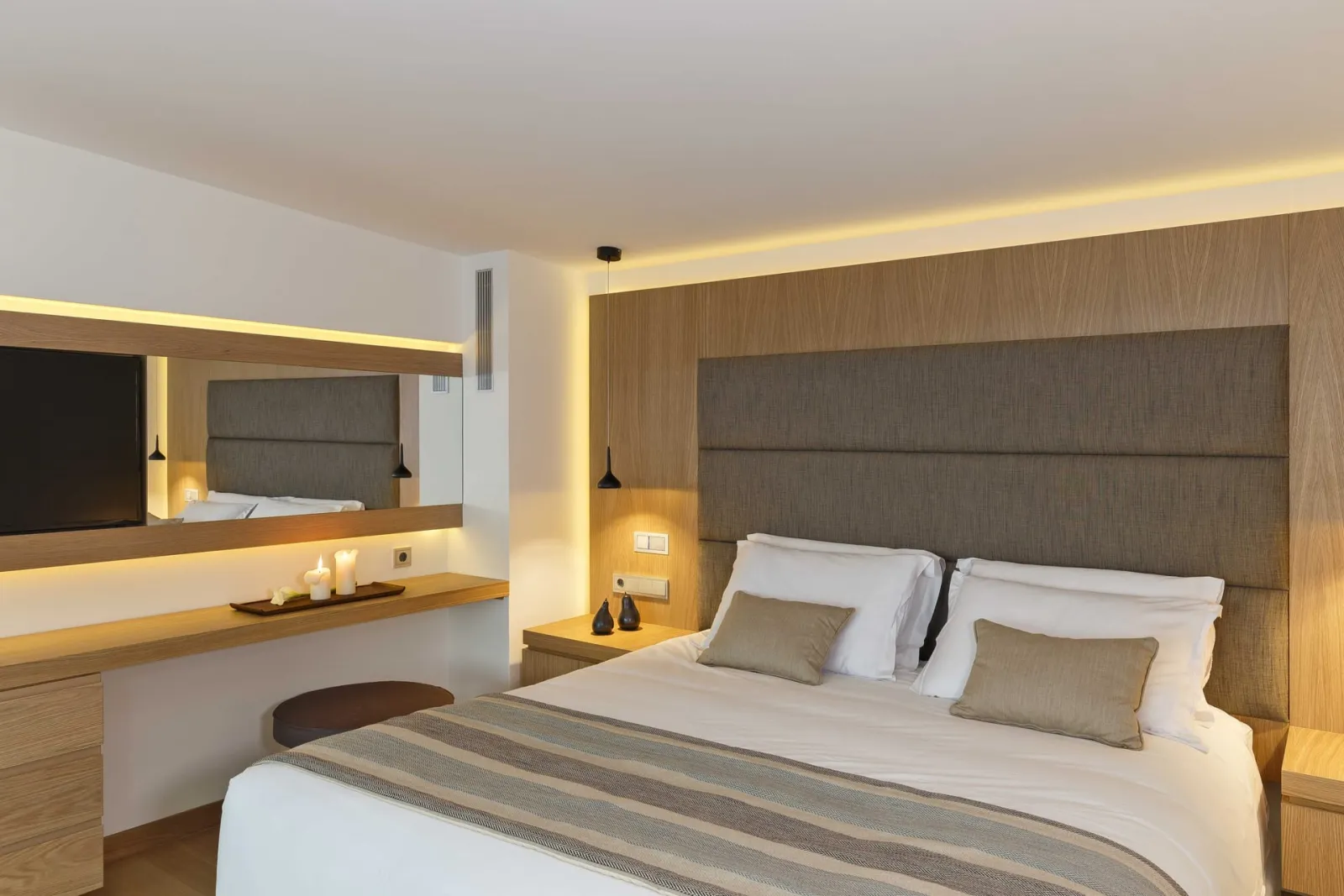 Deluxe Duplex Suite Swim Up Sea View | Red Carpet Services