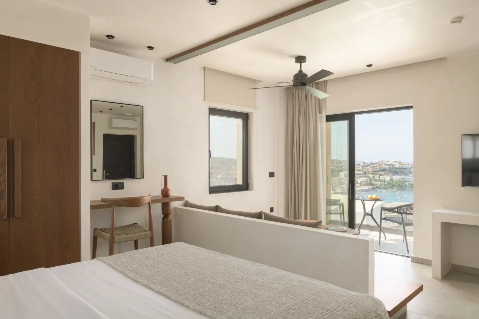 Superior One Bedroom Apt with Sliding Door Sea View