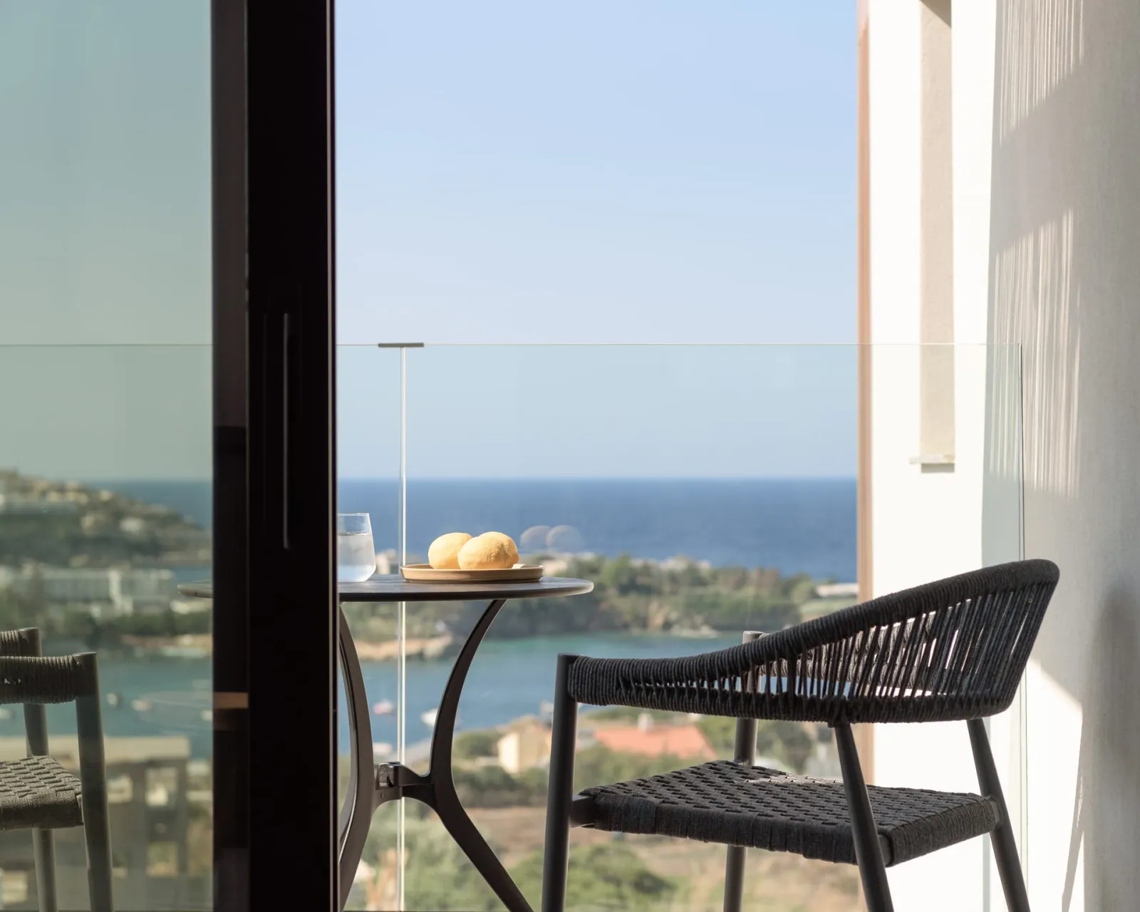 Superior One Bedroom Apt with Sliding Door Sea View