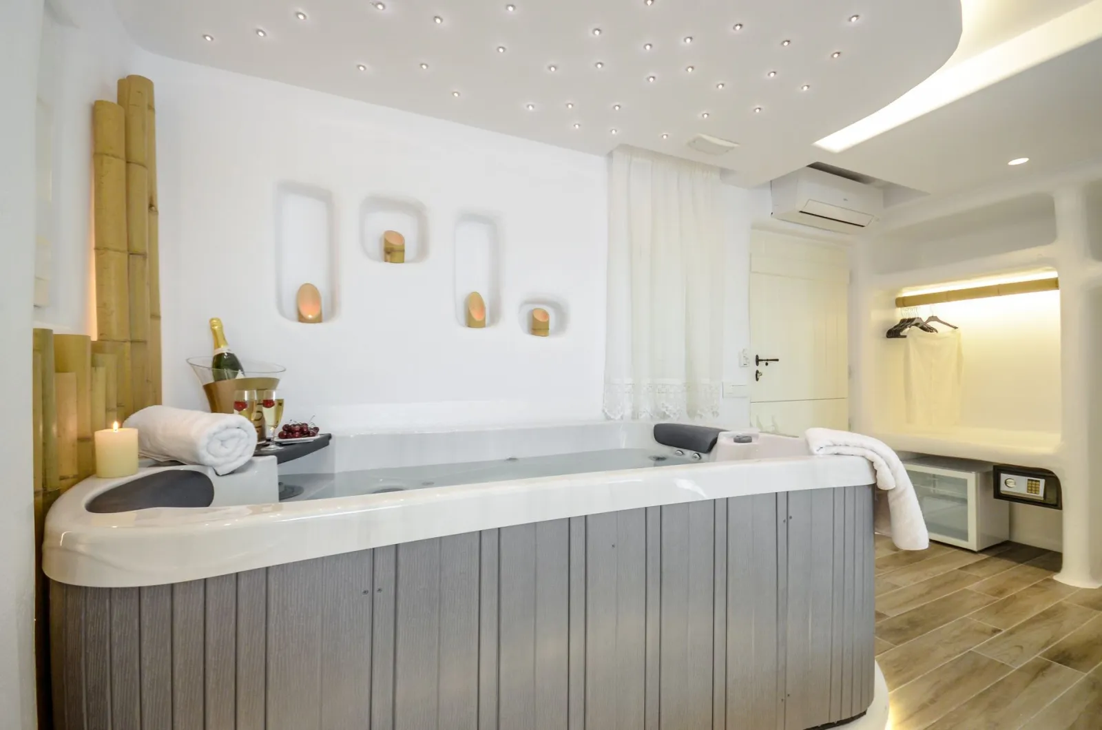 Sunken Suite With Indoor Jacuzzi